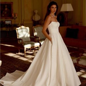 Jordan 
Ivory Wedding Dress